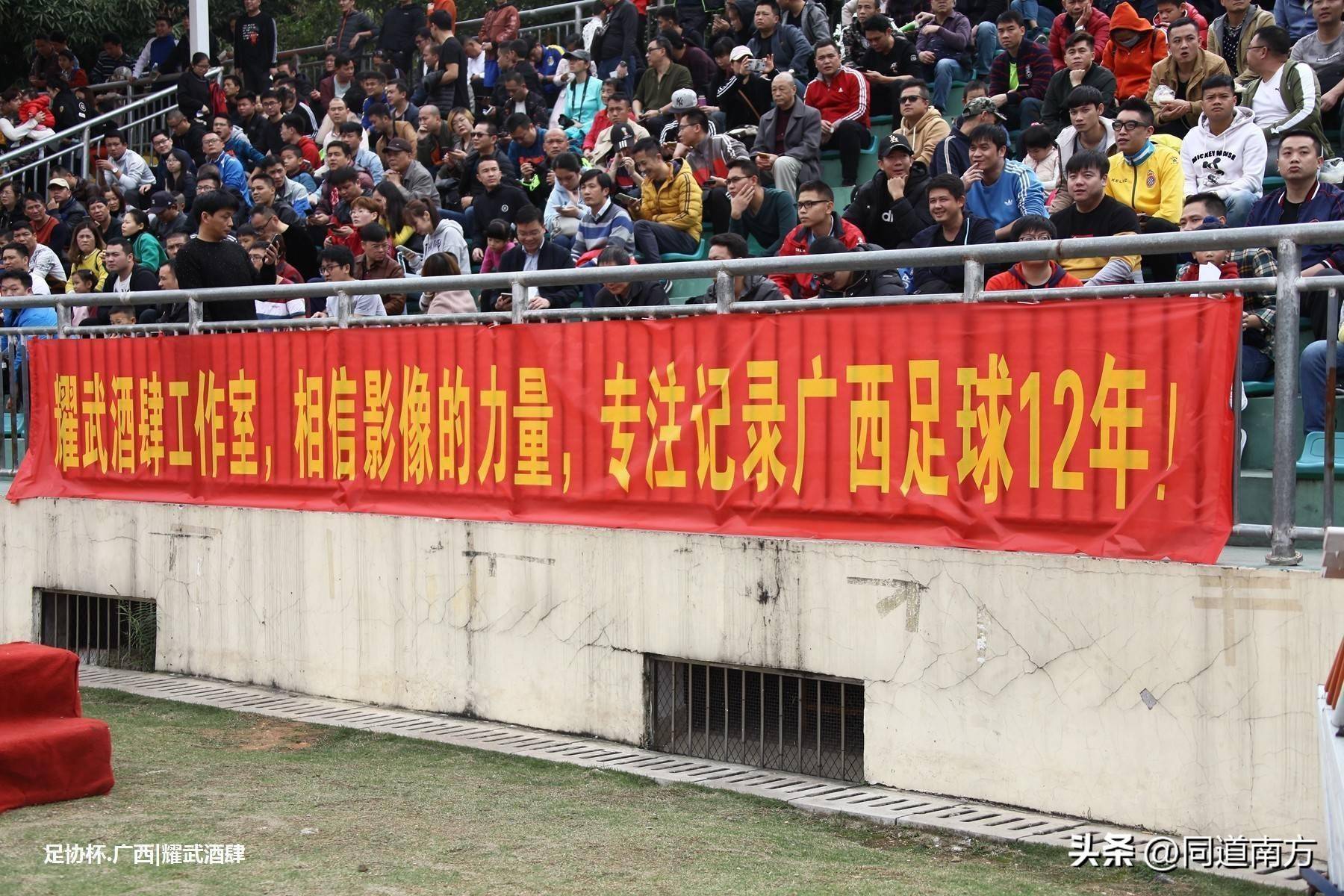 重要足球赛事即将举行，球员们全力以赴备战