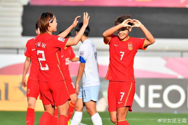 女足国家队备战决赛，研究对手战术