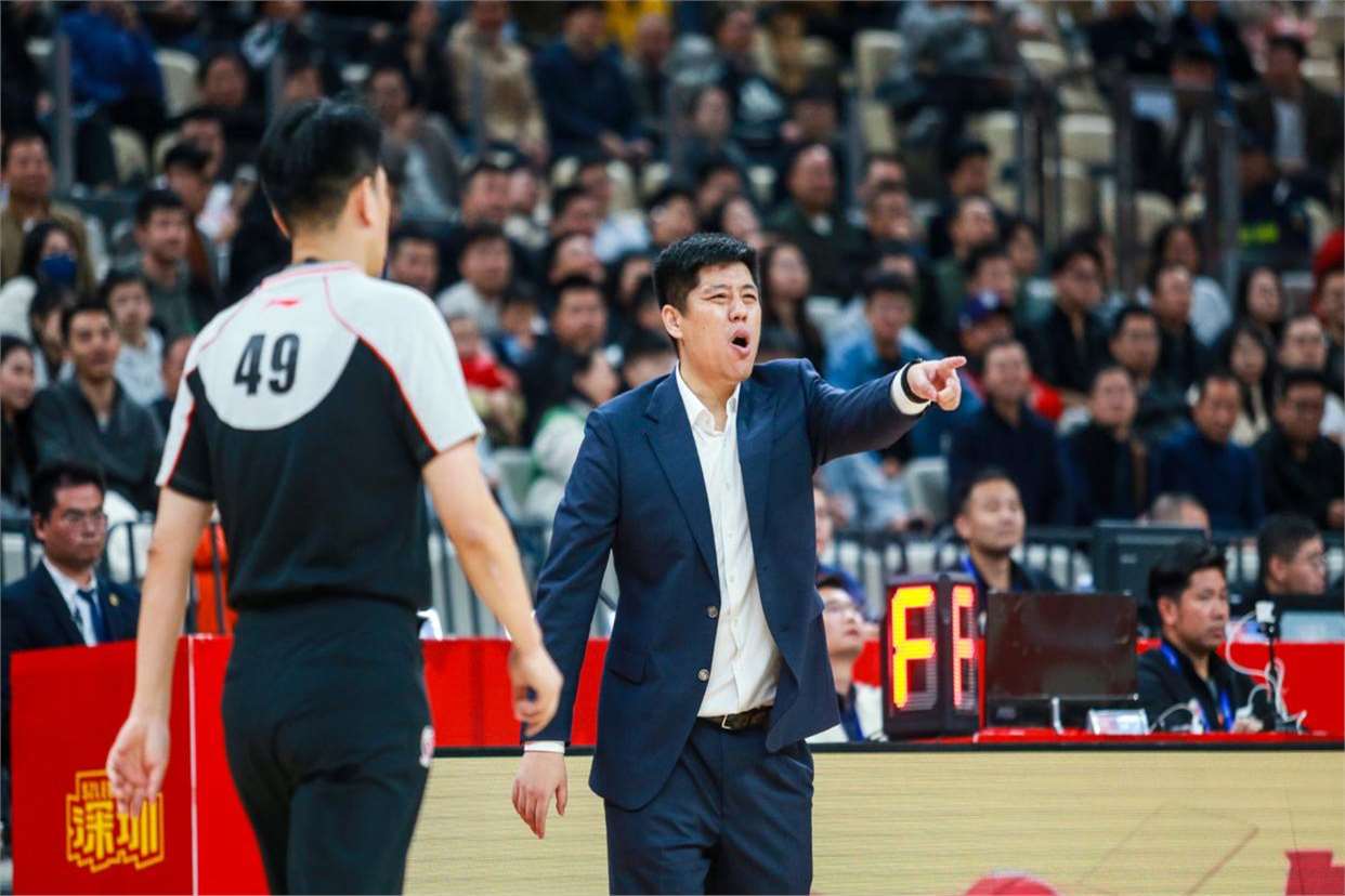 顽强队员绝杀，为球队锁定胜局的简单介绍