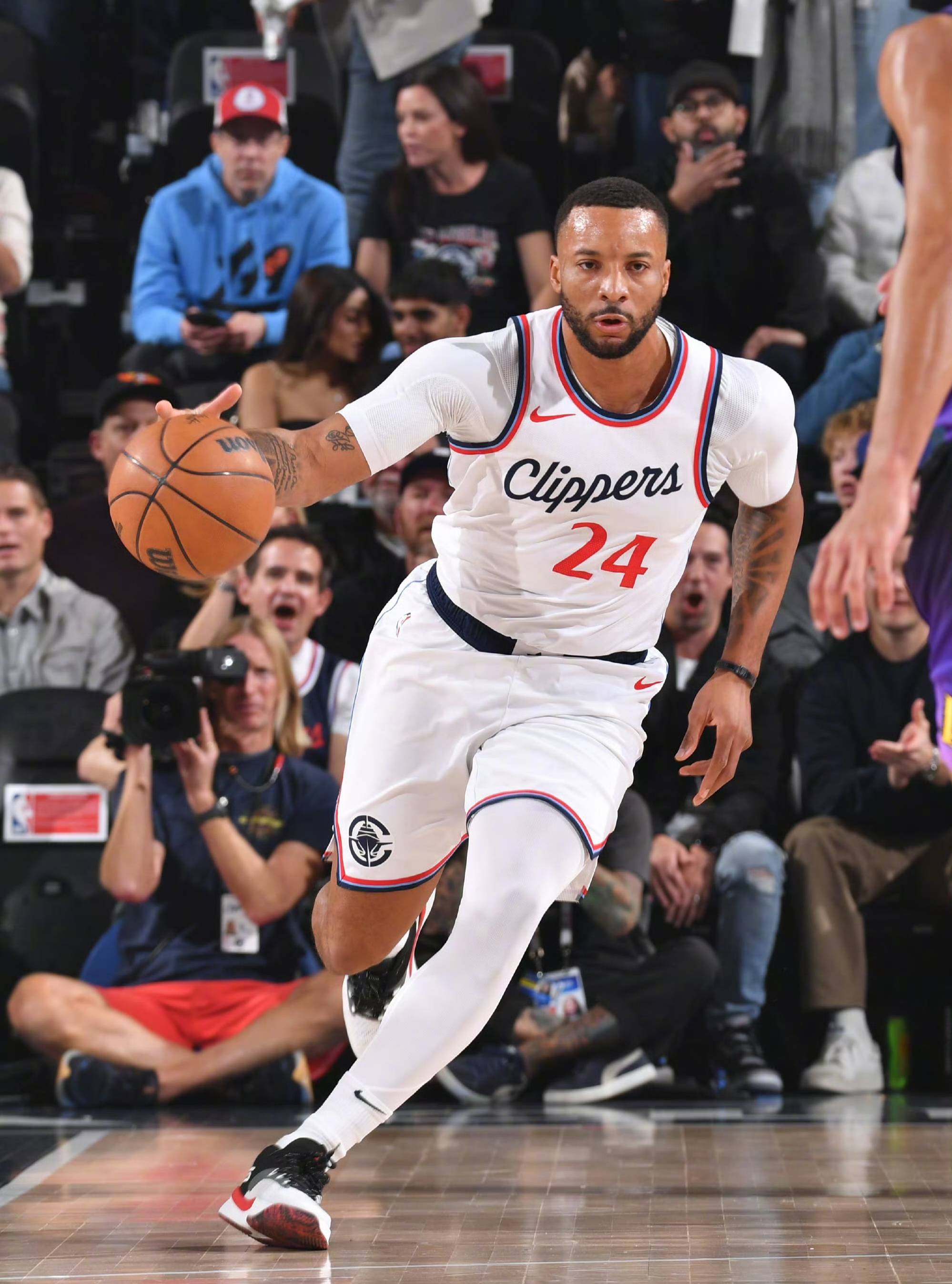 包含快船逆转击败独行侠，雷吉杰克逊为球队贡献关键时刻的词条