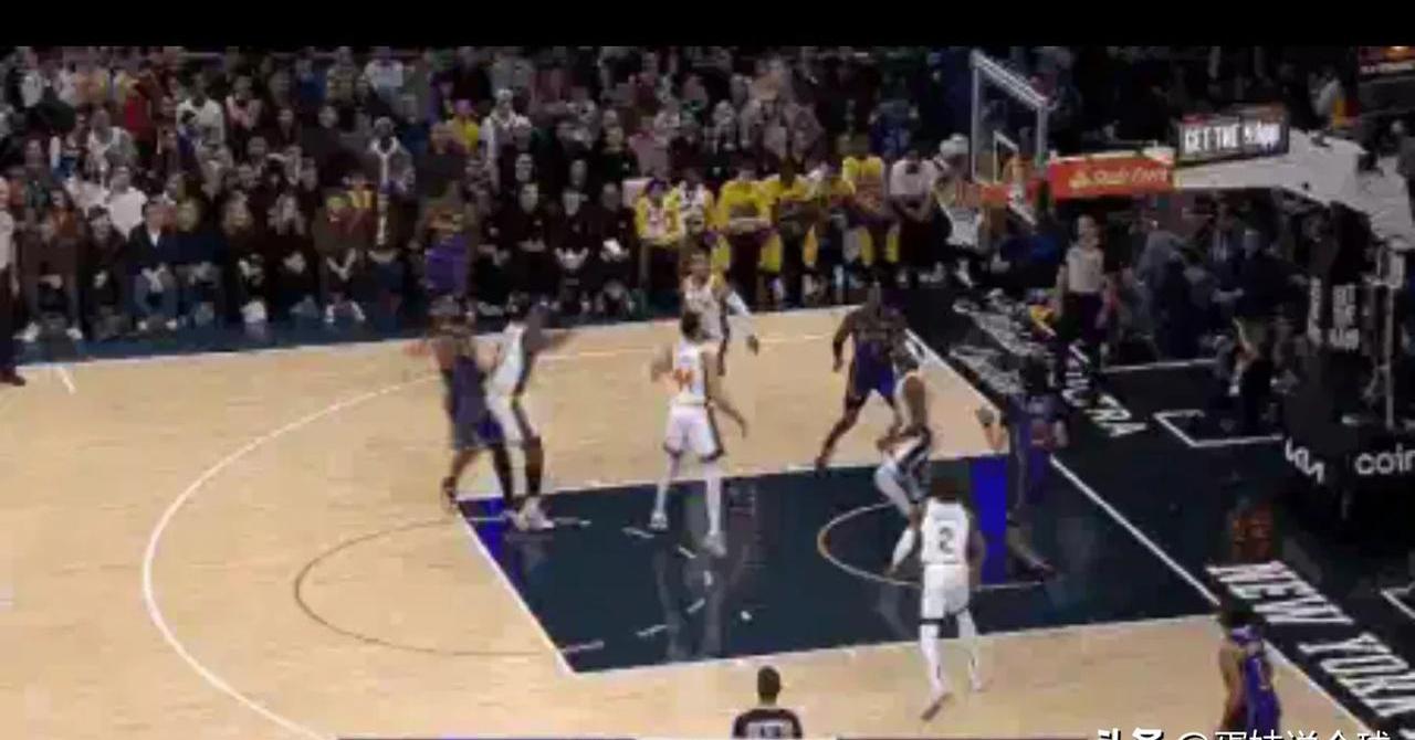 包含尼克斯负于湖人，戴维斯再次砍下30+继续领跑得分榜的词条